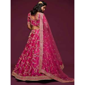 Lehenga Choli de mariage en soie brodée taille plus en rose - Product Image 5
