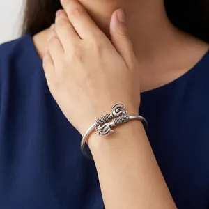 Brazalete Flexible de Plata de Ley 925 con Holograma de Moda, Diseño de Pavo Real, para Mujeres y Niñas, 16 g, 92.5% Plata, Tono Plateado Oxidado - Product Image 1