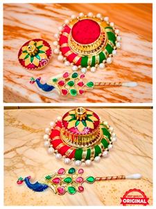 Realza los rituales festivos con este exquisito conjunto de Kumkum Roli Chawal hecho a mano, que aporta un toque real a cada ocasión auspiciosa. - Product Image 2