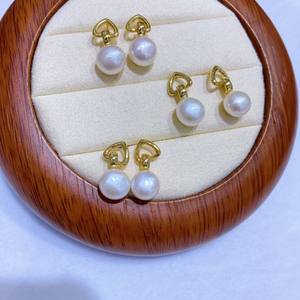 Boucles d'oreilles en forme de cœur géométrique rétro françaises, perles d'eau douce polyvalentes avec des aiguilles en argent simples, accessoire élégant et original - Product Image 2