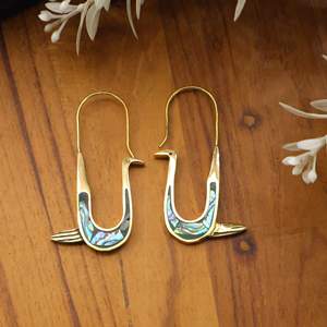 Boucles d'oreilles créoles en laiton plaqué or, motif oiseau grue, incrustation de coquille d'ormeau, faites à la main, vente en gros - Product Image 1