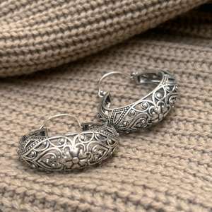 Pendientes de aro con filigrana ornamentada para mujer, pendientes de aro de latón plateado, pendientes florales de latón, pendientes llamativos al por mayor - Product Image 3