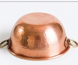 Bol rond en cuivre poli, fait main, en métal, pour servir les aliments et usage domestique, design vintage avec poignée en anneau. - Product Image 3