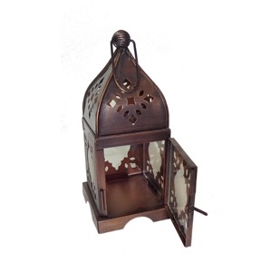 Farol de vela rectangular alto marroquí de metal con acabado bronce antiguo, con hoja grabada en relieve, techo con paneles de vidrio y asa de anillo superior - Product Image 2