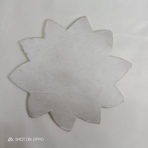 Ensemble de sous-verres et tapis de table en perles de verre vert de forme florale faite à la main pour salle à manger élégante et décoration de table à la maison - Product Image 4