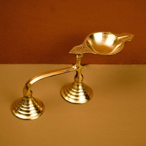 Deepam / Diya décoratif en laiton pur avec poignée et support à double base pour la Puja et les cadeaux festifs - Product Image 2