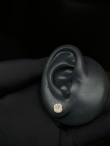 Pendiente Étnico Atemporal de Oro de 10K con Diamantes de Corte Marquesa y Princesa para Piercing Helix Elegante, Regalo de Boda y Aniversario - Product Image 1