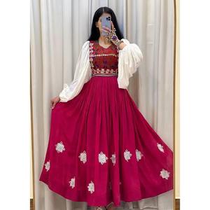 Robe courte nomade afghane authentique avec bordures perlées éclatantes, breloques traditionnelles en forme de pièces de monnaie et broderies à la main très épaisses - Product Image 4