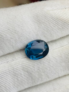 Saphir bleu naturel 4,29 carats, taille ovale, pierre précieuse certifiée IGI, origine Ceylan, qualité exclusive, lustre superbe pour la fabrication de bijoux - Product Image 2
