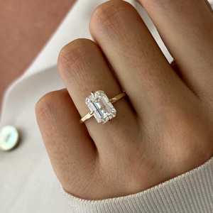 Anillo de Compromiso con Diamante Cultivado en Laboratorio de 3 Quilates, Corte Esmeralda, D VVS2, con Halo Oculto, Oro de 14k, Certificado IGI - Product Image 6