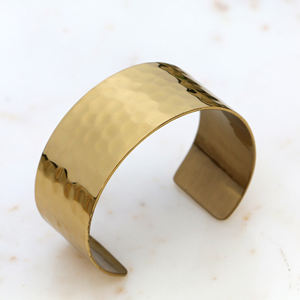 Bracelet manchette en laiton doré martelé fait main - Large bracelet bohème tendance - Bijou minimaliste ajustable, cadeau pour elle - Product Image 3