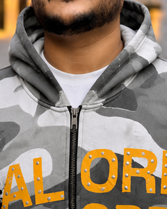 Sweat à capuche zippé camouflage pour homme avec imprimé personnalisé jaune et détails cloutés, style streetwear, coupe classique, en molleton. - Product Image 6