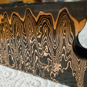 Cuchillo de chef hecho a mano de cobre y acero de Damasco con patrón personalizado, cuchillo de cocina profesional con mango de resina y madera. - Product Image 5