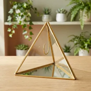 Expositor de Joyería Piramidal Geométrico de Cristal con Base de Espejo y Marco Dorado, Accesorio Minimalista para Decoración del Hogar y Mesa, para Collares y Anillos - Product Image 2