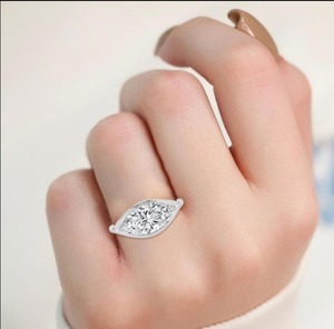 Bague de fiançailles luxueuse en or rose 10 carats avec diamant de laboratoire taille marquise 3,03 CTW - Product Image 3