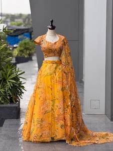 Ensemble prêt-à-porter de lehenga en organza imprimé numériquement par un designer, avec chemisier imprimé en organza et dupatta en georgette. - Product Image 6
