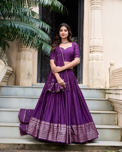 Fabricant de lehenga en chanderi pour fêtes, grande quantité, avec bordure tissée zari et lehenga brodée, accompagné d'un ensemble dupatta à sequins assorti. - Product Image 4