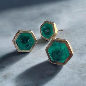 Pomo hexagonal de latón para gabinete con incrustaciones de resina verde, tirador de mueble geométrico contemporáneo, pomo de resina geométrico - Product Image 1