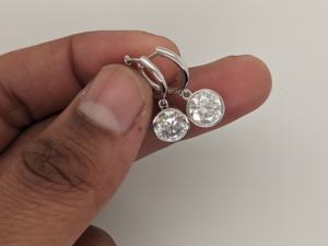 Pendientes de Aro Colgantes con Diamante Cultivado en Laboratorio de 1 Ct, Corte Redondo, Engaste en Bisel, Oro Blanco Sólido de 14k, Certificado IGI, de Lujo para Mujer - Product Image 4