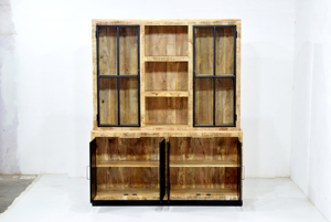 Vitrine de présentation industrielle en bois de manguier massif et fer avec portes métalliques, écologique et durable, pour salon et hôtel - Product Image 3