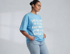 Camiseta Oversize de Algodón Premium 100% de Alto Gramaje para Mujer con Estampado Puff, Manga Corta, Hombro Caído y Estilo Urbano - Product Image 3