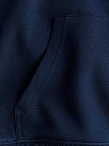 เสื้อฮู้ดผู้ชายสีน้ำเงินกรมท่าพรีเมียม – ผ้าฟลีซผสมฝ้ายเนื้อนุ่ม สไตล์ลำลองแนวสตรีทแวร์ พร้อมกระเป๋าจิงโจ้และทรงหลวมสบาย - Product Image 2