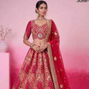 Lehenga Choli de créateur lourd et élégant pour mariée, en soie Gadhwal Banarasi, avec broderies à la main en miroir, Gotta Patti, Dabki doré et motifs en relief, tenue de mariage pour femme - Product Image 1