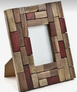 Cadre photo en bois éco-responsable fait main, minimaliste, rose rayé, personnalisable, à poser sur table ou à accrocher au mur - Product Image 4