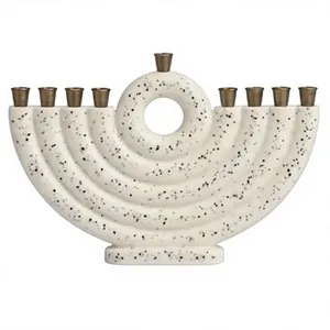 Ménorah Hanouka moderne en résine noire faite à la main, porte-bougies à 9 branches avec accents dorés, décorative religieuse juive pour Noël et Diwali - Product Image 2