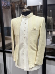 Abrigo Abierto Color Crema para Hombre con Patrón Bordado, Corte Regular, Atuendo Tradicional para Bodas Indias, Tela de Algodón, Sin Arrugas - Product Image 2