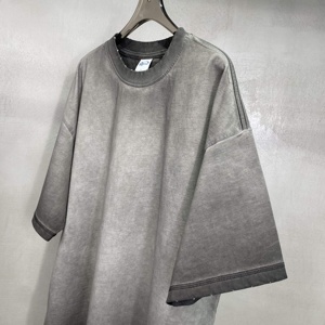 เสื้อยืดโอเวอร์ไซส์สีดำพิมพ์ลายกราฟิกสไตล์วินเทจแบบย้อมสีเอซิดสำหรับผู้ชาย ขายส่งแบบ OEM เสื้อยืดเนื้อหนักแบบซักแล้ว พิมพ์ลายด้วยเทคนิค DTG - Product Image 3
