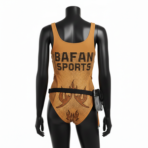 Traje de baño de una pieza para mujer, tela suave de poliéster y spandex GSM, color bronceado, logotipo con cristales termoadhesivos, diseño personalizado. - Product Image 2