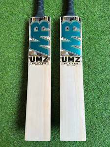 Bate de Críquet MB Malik UMZ Player Edition de Madera de Sauce Inglesa, Duradero y Ligero, con Funda de Bate Gratis, Agarre Adicional y Lámina Protectora Incluida - Product Image 1