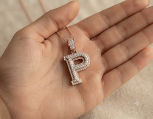 Collier tendance en or rose massif 10 carats avec pendentif lettre initiale personnalisée A-Z sertie de moissanite, cadeau idéal - Product Image 4