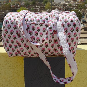 Sac de voyage en coton matelassé fait main, imprimé floral rose, bandoulière amovible, sac de week-end grande capacité - Product Image 4