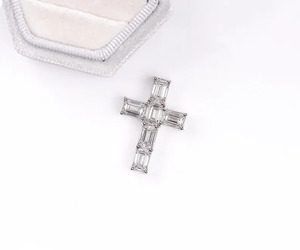 Colgante de Cruz con Diamantes de Corte Esmeralda, Collar de Oro de 14K con Símbolo Cristiano, Joyería de Diamantes con Cruz, Collar Religioso Hecho a Mano - Product Image 1