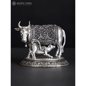 Petite statue de vache et de veau en laiton plaqué argent de 3.5 pouces avec sculpture attrayante pour la décoration intérieure, les cadeaux et le temple fabriqués en Inde - Product Image 1
