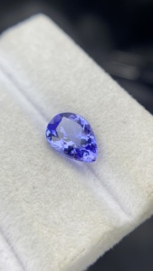 Pierre de Tanzanite naturelle certifiée super attrayante, taille poire, avec une couleur et un lustre excellents, Zoisite naturelle 1,94 carat, clarté éclatante - Product Image 2