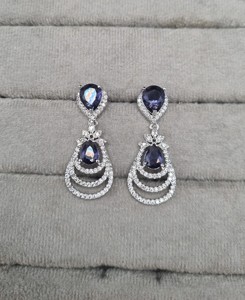 Boucles d'oreilles pendantes délicates en forme de poire serties de diamants américains pour femmes, plaquées argent, en forme de goutte d'eau, fabriquées par un fabricant. - Product Image 2