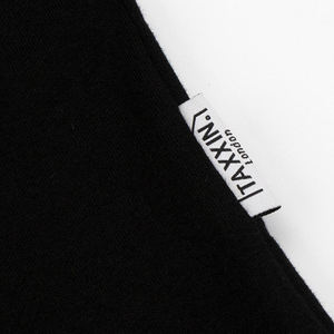 เสื้อยืดคอกลมทรงปกติ ผ้าคอตตอนเจอร์ซีย์ สไตล์ลำลอง พิมพ์ลายตัวอักษรโลโก้ที่คอหลัง - Product Image 3