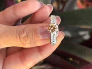 Elegante Anillo de Compromiso de Diamantes para Novia con Diseño Clásico de Corte Redondo Escalonado a Buen Precio - Product Image 5