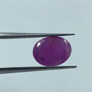 พลอยทับทิมสีม่วงธรรมชาติทรงรี 3.08 กะรัต 8x10.40 มม. คุณภาพ AF หินแท้สำหรับทำเครื่องประดับ - Product Image 1