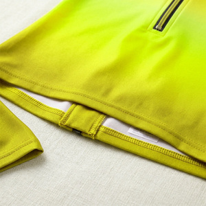 Fournisseur en gros d'ensembles de vêtements de sport pour femmes avec logo personnalisé, comprenant un rashguard à manches longues avec fermeture éclair avant, un soutien-gorge de sport et un short taille haute - Product Image 4