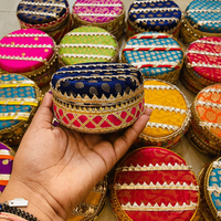 Boîtes à bonbons décoratives en acier inoxydable indiennes, cadeau de retour de mariage, récipient à laddo, cadeau de demoiselle d'honneur, faveur de sangeet, boîte à chocolat et à bonbons