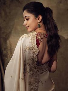 Ensemble de sari en soie blanche de luxe avec broderie Zari dorée et bordure festonnée, idéal pour les mariages indiens et pakistanais, tenue de soirée, style célébrité Bollywood - Product Image 5