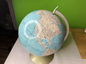 Globo terráqueo artesanal de metal galvanizado con detalles industriales remachados y un eje de metal cepillado para apartamentos estilo loft - Product Image 3