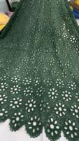 Tissu Hakoba importé de qualité supérieure, orné de broderies ajourées élégantes et de broderies au fil blanc, idéal pour les salwar kameez et les kurtis de boutique.