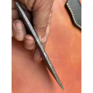 มีดสกินเนอร์เหล็กดามัสกัสทำมือ ด้ามจับตามหลักสรีรศาสตร์ เหมาะสำหรับตั้งแคมป์กลางแจ้ง พร้อมปลอกหนังทนทาน - Product Image 2