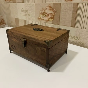 Boîte de rangement en bois d'acacia finition rustique pour la décoration, les bijoux, les outils ou les souvenirs, style bohème fait main en provenance d'Inde - Product Image 1