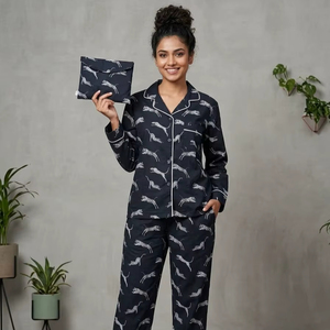 Traje de dormir de tela crepé estampada para mujer – Conjunto de ropa de dormir suave y cómoda (de la M a la XL) - Product Image 1